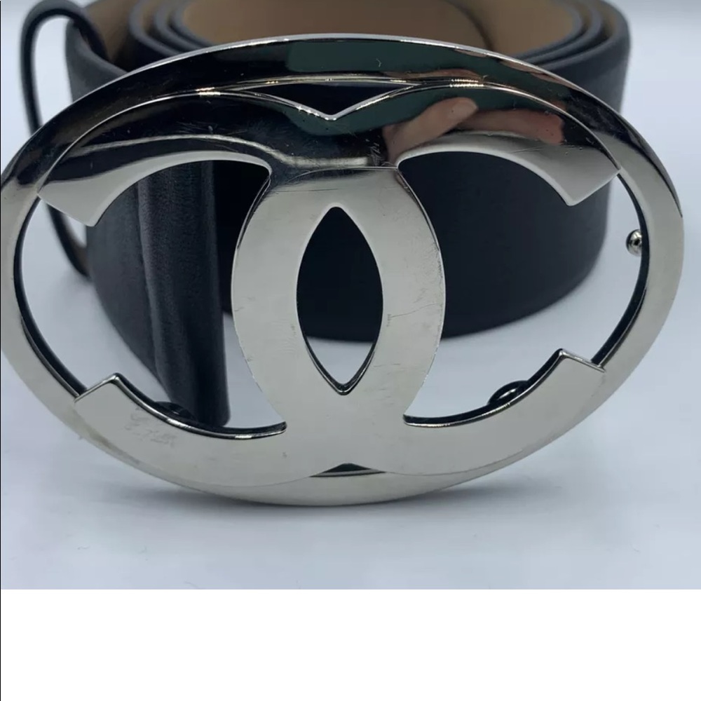 CHANEL Black leather belt, silver logo buckle.